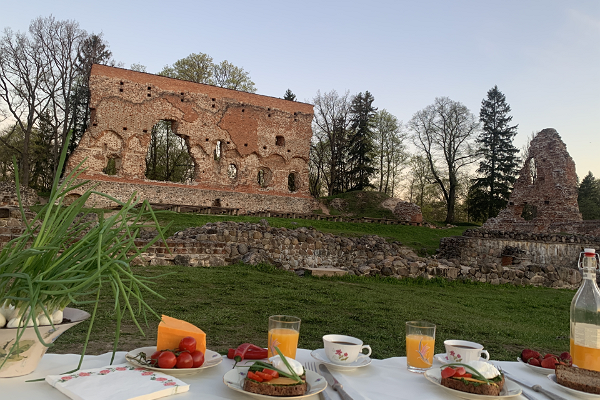 An early morning adventure in Viljandi with breakfast in the Castle Hills