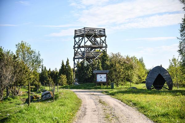 Смотровая башня и место для отдыха в Кастна