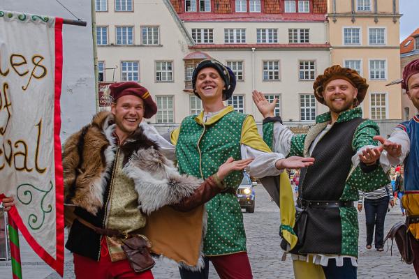 Tūre kostīmos pa Tallinas vecpilsētu "Tales of Reval"