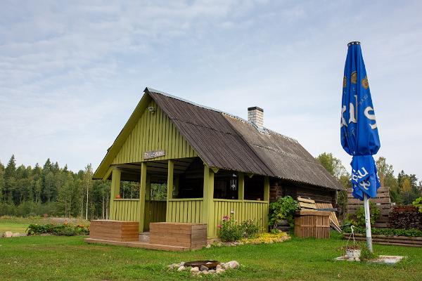 Gårdsbastu och badtunnor i Kõrvemaa