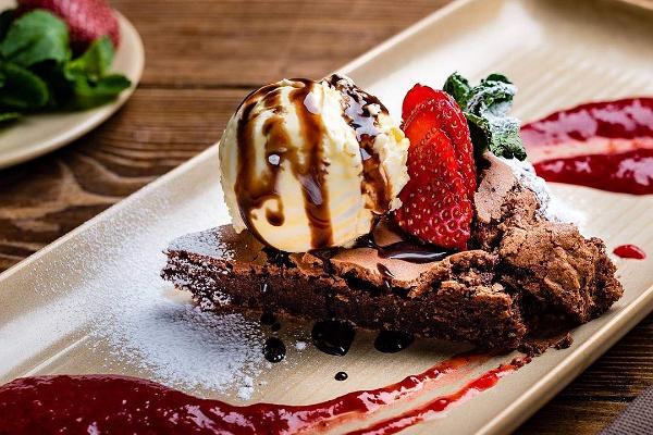 Шоколадный пирог с мороженым на тарелке