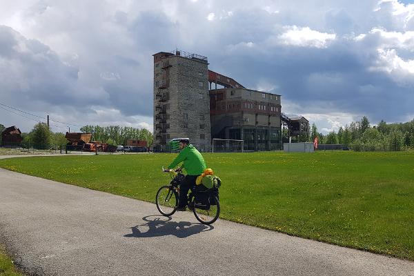 Jalgrattur ja taamal Eesti Kaevandusmuuseumi külastuskeskus-rikastusvabrik