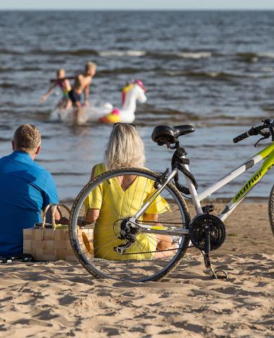Inimesed rannas, jalgratas
