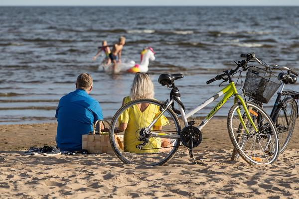 Inimesed rannas, jalgratas
