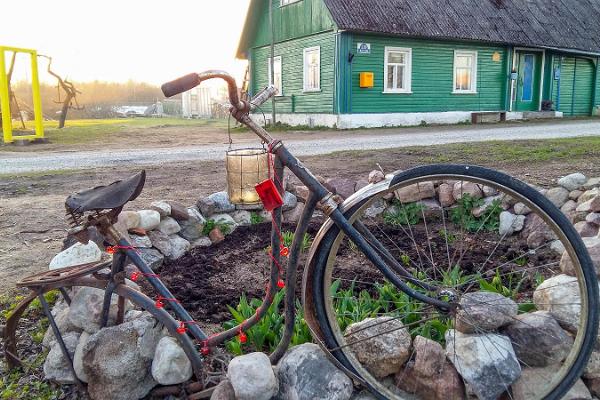221 - Alatskivi rattamatkatee: traditsiooniline vanausuliste elumaja ja retro-jalgratas
