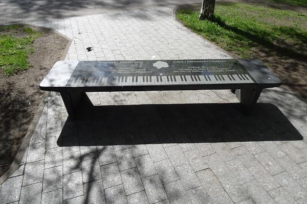 Der Stein der Solidarität und die Chopin-Sitzbank