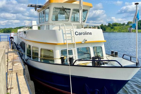 Matkustaja-alus Caroline - säännöllinen laivalinja Narvajoella