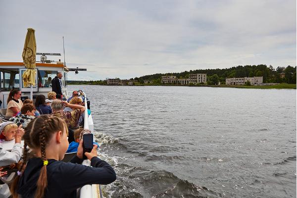 Motorkuģis Caroline - regulārais maršruts pa Narvas upi