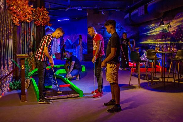 Мини-гольф-клуб Glow Golf в центре досуга OKOK