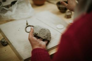 Making a ceramic or a glass item at Olustvere manor