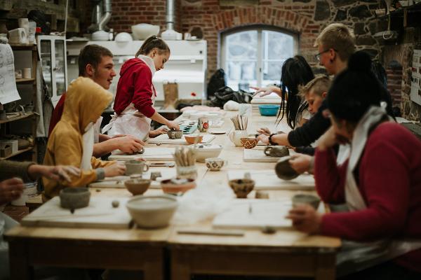 Making a ceramic or a glass item at Olustvere manor