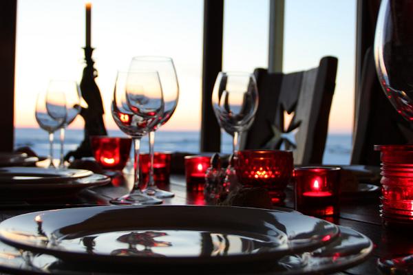 Mer-Mer -kotiravintolan talvinen illallispöytä