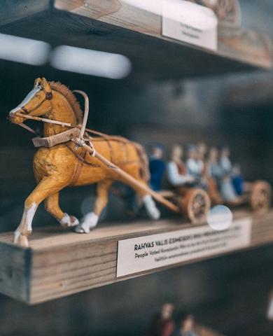 Постоянная выставка деревянных лошадей работы Вольдемара Лухта в усадьбе Олуствере