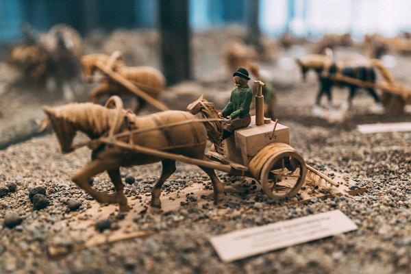 Постоянная выставка деревянных лошадей работы Вольдемара Лухта в усадьбе Олуствере
