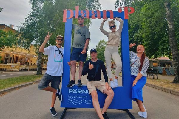 Erkunden Sie Pärnu auf E-Scootern und mit Führung