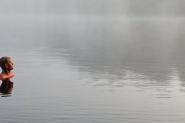 Saullēkta pārgājiens un pelde purva ezerā Pehja-Kervemā
