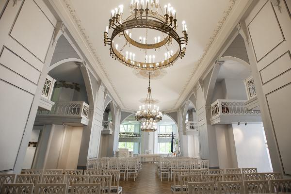 Der Weiße Saal des Museums der Universität Tartu