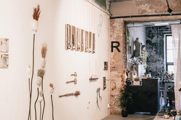 Triin Kaljustes und Kärt Seppels Keramik-Ausstellung an der Wand der R-Galerie im Studio