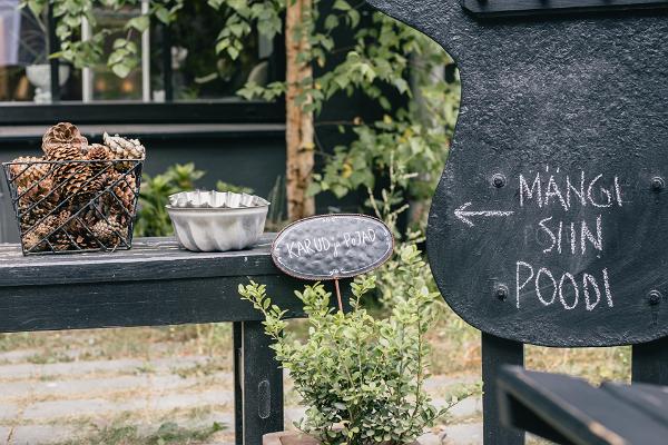 Studio shop Karud ja Pojad, exterior view, detail of an outdoor game, cones and flowers