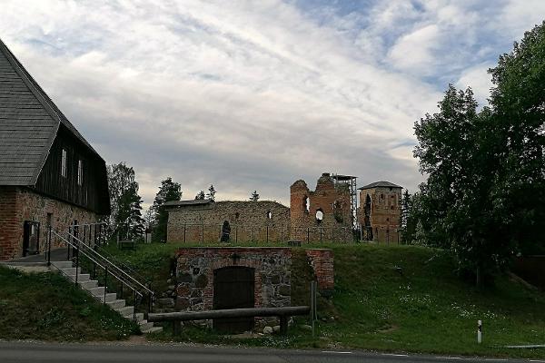 Ruinen der Ordensburg Vastseliina (dt. Neuhausen)