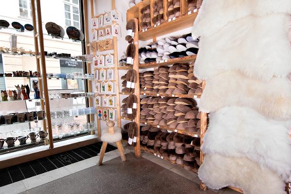 Saare Hobu handicraft shop, sheepskins, cups