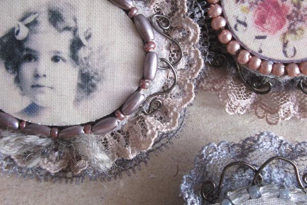 Fragment romantilistest vanaaja fotodega (lapsed, daamid, roosid) pitside ja pärlitega prossid. Autor Maris Aare prossidest
