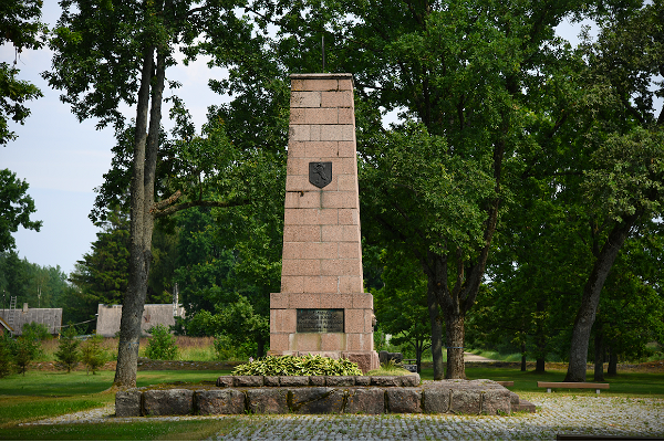 Staty av Estlands första presidents Konstantin Päts och minnespark