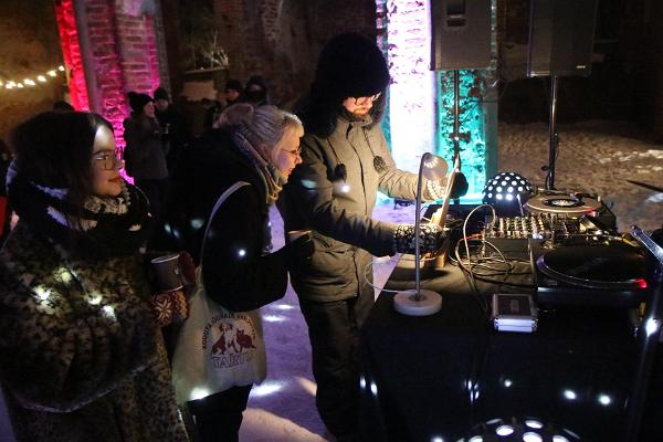 Tartus domkyrka, snöbaren och -DJ i ruiner