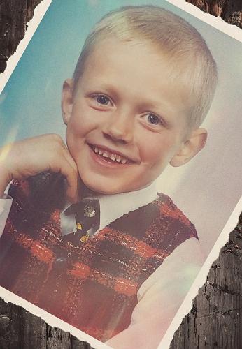 Etenduse "Ema" plakat, kus vanal fotol naeratav poiss