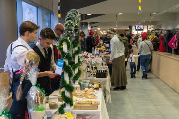Winterjahrmarkt in Narva – Verkaufstheke mit Waren
