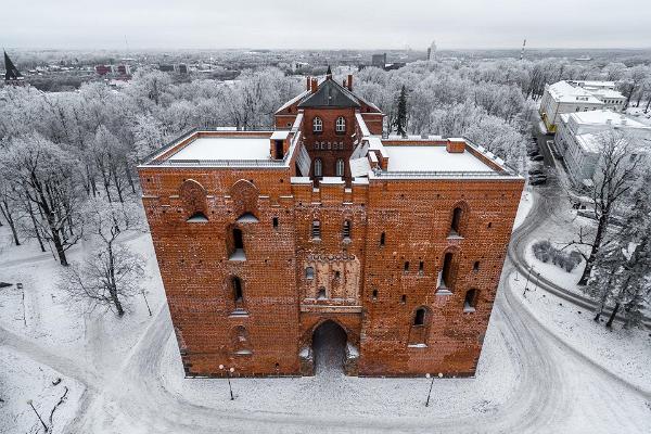 Tartu Domkyrkas torn på vintern, Tartu Universitets museum på snöig vinter