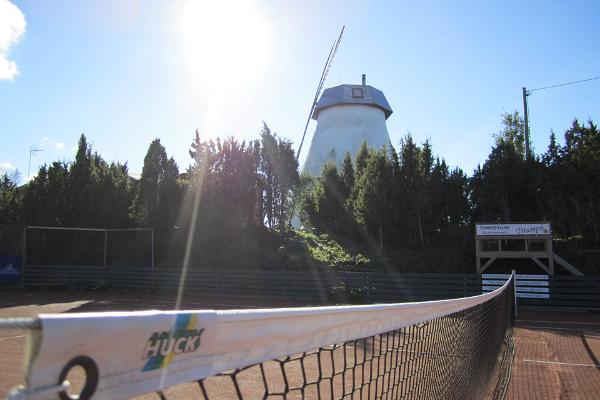 Pivarootsi Tuulik (Pivarootsi Windmühle), der Tennisplatz 