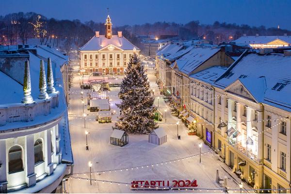 Pasakaini skaistā Ziemassvētku pilsēta Tartu un Tartu Rātslaukumā esošā slidotava 