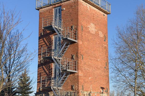 Der Wasserturm des Guts Raadi. Ansicht von außen