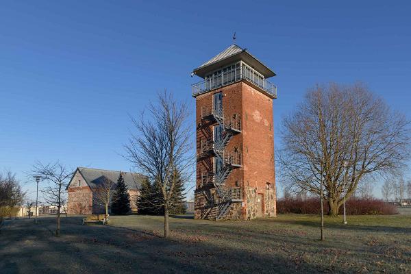 Der Wasserturm des Guts Raadi