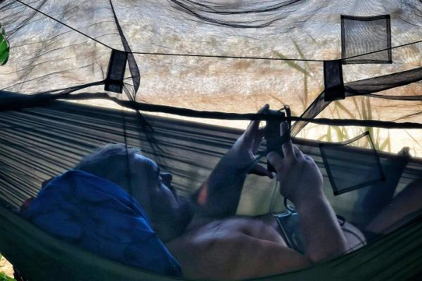 Впечатляющий ночлег в подвесной постели в живописных местах Пярнумаа