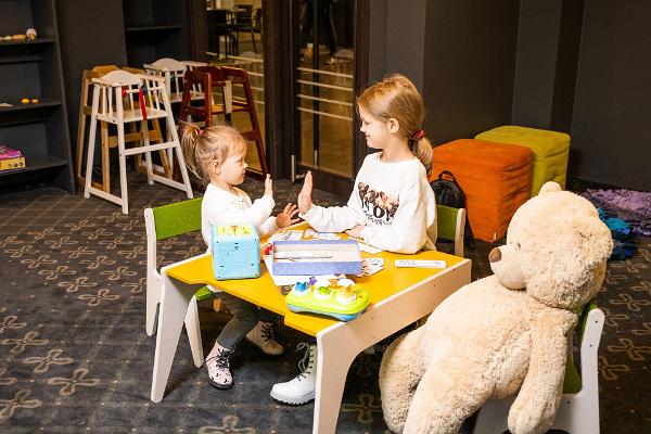 Restaurant Hõlm, children’s playroom and girls playing