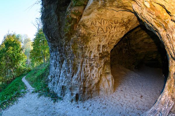 Хельмеские пещеры