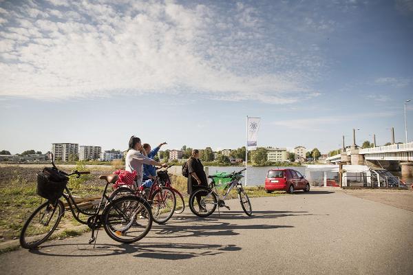 Тур на велосипедах с гидом из центра города в предместья и на морское побережье
