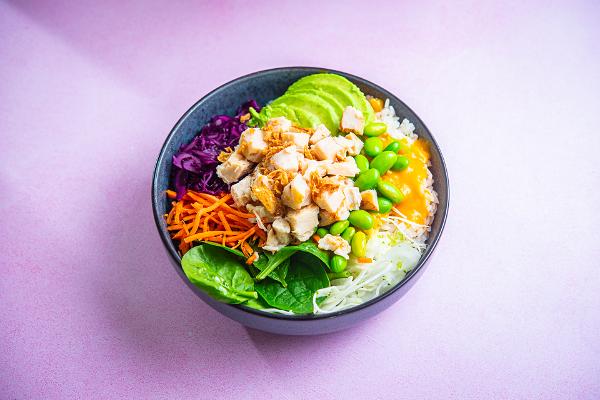 Poke Bowl Tartu Kvartal, värvikirev kausitäis tasakaalustatud tervist