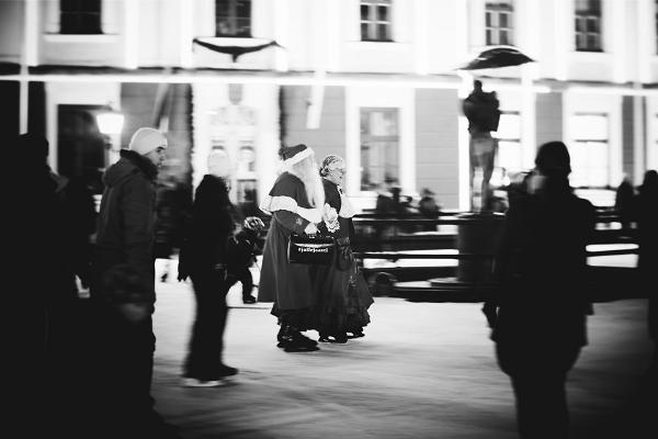 Fröhliche Schlittschuhfahrer auf der Schlittschuhbahn in der Innenstadt von Tartu
