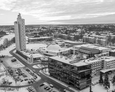 Пешая прогулка по центру города Тарту: главное здание Тартуского университета