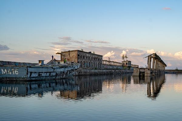 Ett ficklampsäventyr – en guidad tur i skymningen på den sovjetiska ubåtsbasen i Hara