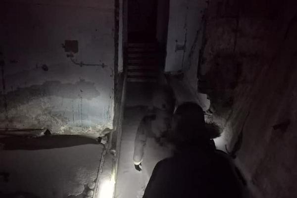Abenteuer bei Taschenlampenlicht - geführte Tour durch den aus der Sowjetzeit stammenden dunklen Militärstützpunkt für U-Boote in Hara 