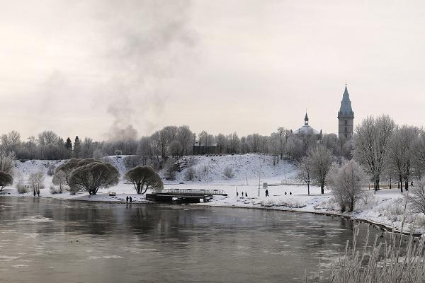 Narva Joaoru puhkeala talvel ja kauguses paistab Aleksandri kiriku torn