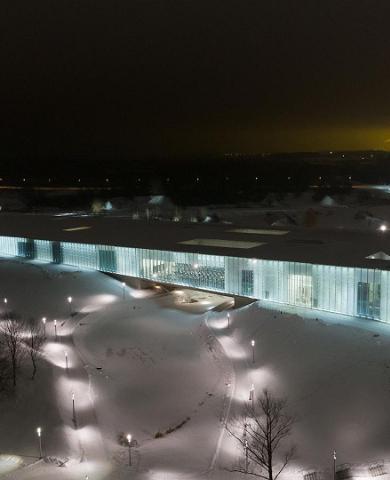 Kuvassa on ERM:n valaistu rakennus talvi-iltana