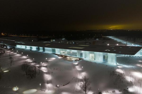 På fotot kan man se ERM:s belysta byggnad på en vinterkväll