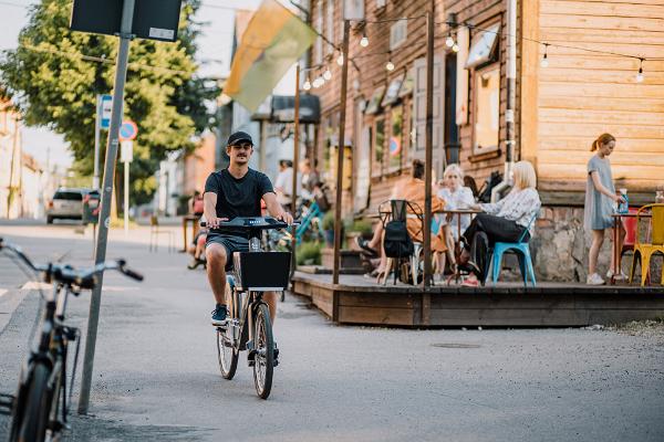 Virtual tour of the city of Tartu: Karlova district wooden architecture, bike share, summer