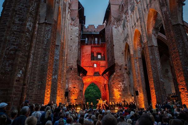 Virtuell tur i staden Tartu: ruinerna av Tartu Universitets domkyrka, dansföreställning