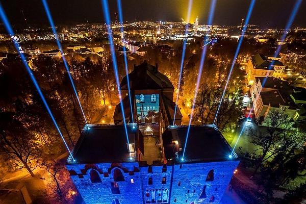 Virtuell tur i staden Tartu: Tartu Universitets domkyrkas torn och ljuslaser i mörkret